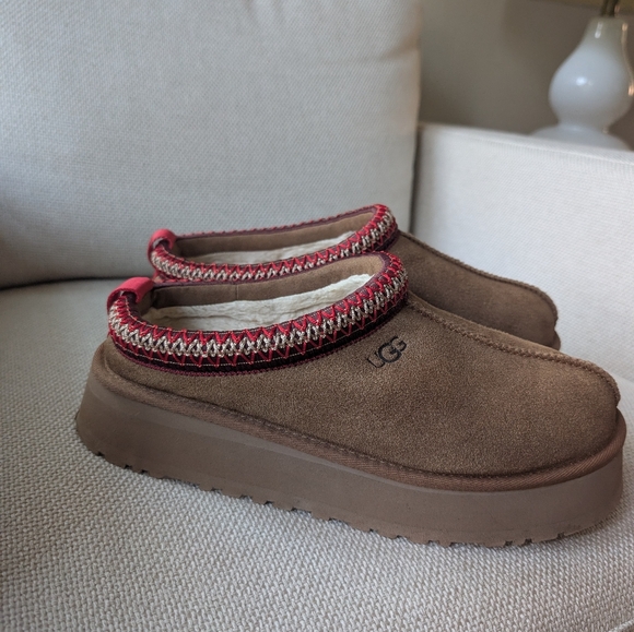 UGG Tazz II Tan Slippers with Red Trim - Picture 8 of 9